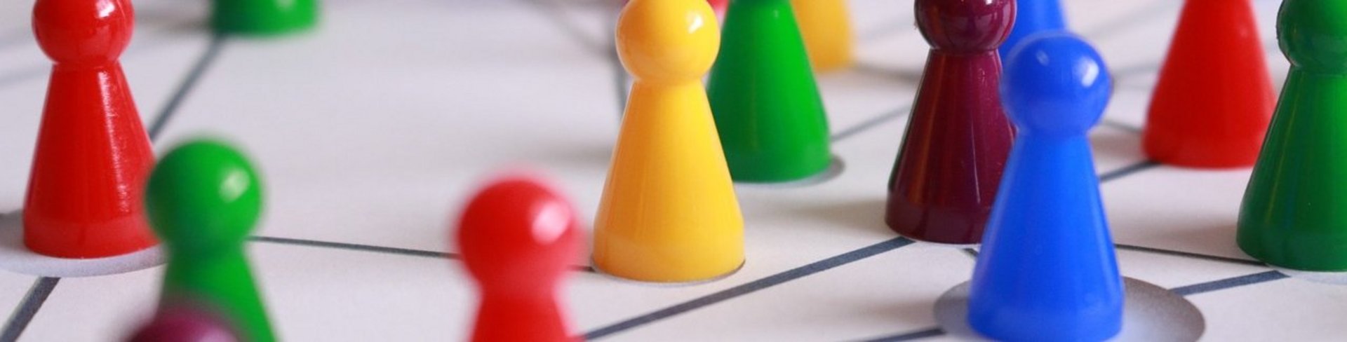 Spielfiguren auf einem Feld