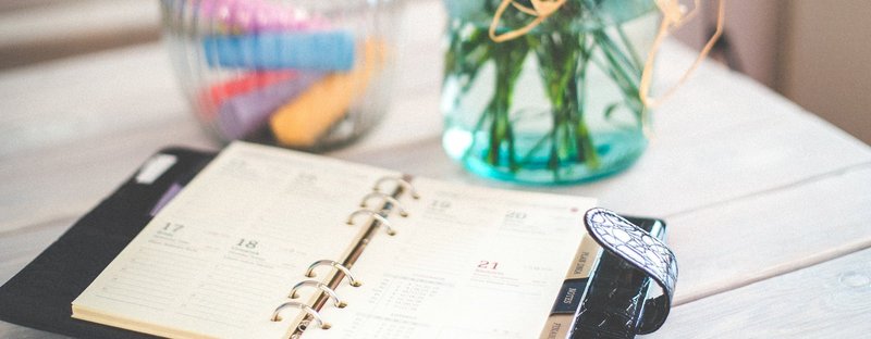 Terminplaner und Vase auf dem Tisch
